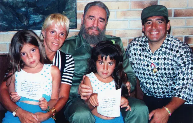 MuammerGokcin's tweet photo. #Maradona is pictured with ex-wife Claudia #Villafane, their two daughters and Fidel #Castro. (Reuters)
https://t.co/ym6I2TZIxl https://t.co/ghknSSN9ly