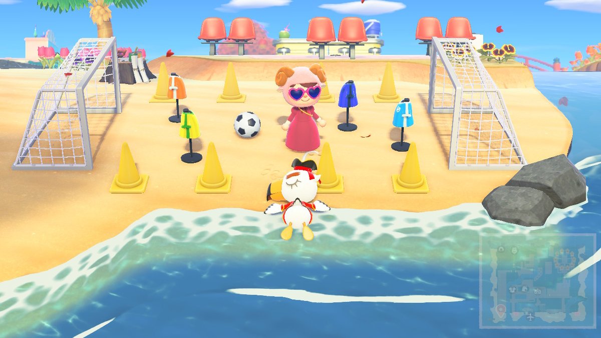 dandelion_xing's tweet photo. Gulliver wanted to play soccer today i guess... #AnimalCrossing #ACNH #NintendoSwitch https://t.co/ty1ul93ADU