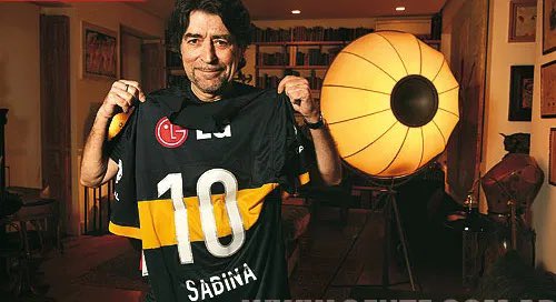 “¿Maradona? Maradona cantó conmigo y con mi bombín, cantó de arriba a bajo “Y nos dieron las diez”, en el Teatro Gran Rex… y la cantó él, no me dejó cantar nada...” Descanse en paz Diego Armando Maradona