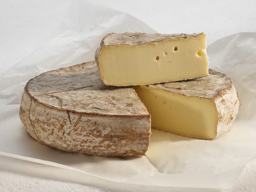 ChevreMiami's tweet photo. From 🇫🇷. 𝐒𝐭. 𝐍𝐞𝐜𝐭𝐚𝐢𝐫𝐞.  St. Nectaire is a French semisoft, washed rind cheese from the Auvergne region of France. Made from the milk of Salers cows that feed on rich, volcanic pastures, St. Nectaire is both a fermier (farmhouse) and industrial cheese. #cheesemafia🧀 https://t.co/H8r6EM8Dzx