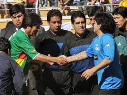 cuadernosGE's tweet photo. 🔊| Conmoción mundial ⚫🇦🇷

Hoy falleció Diego Maradona, uno de los grandes amigos de Bolivia, uno de los mejores ⚽️ de todos los tiempos, uno de las personas más grandes que vio nacer el continente.

¡Buen viaje hacia la inmortalidad D10S🥇! https://t.co/BURTncR1jw