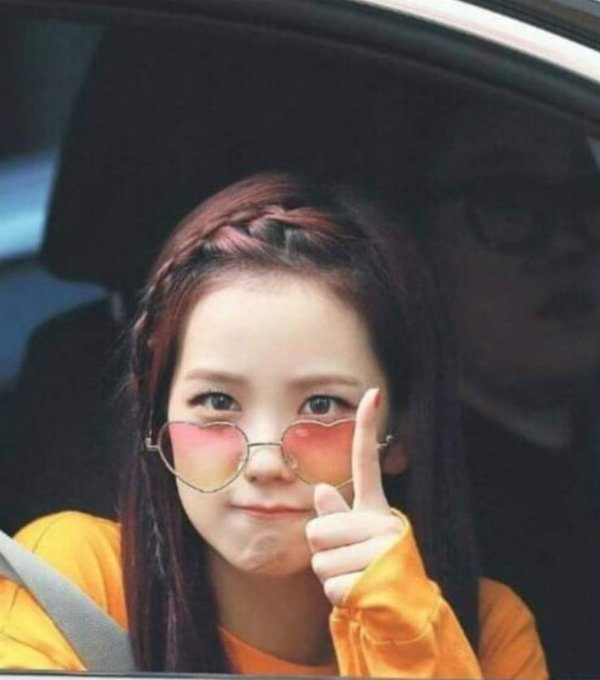 luvflwerr's tweet photo. ⁶ ↱`🧺
¡hey!, *hug* from jisoo to 
@J00NL0V3 🍰

"se que es muy difícil ignorar esas personas que te hacen sentir mal con malos comentarios, pero príncipe, solo es momentáneo si? tienes que ser fuerte y salir adelante, recuerda que siempre estaremos para ti♡" https://t.co/BhpcGbTBoO