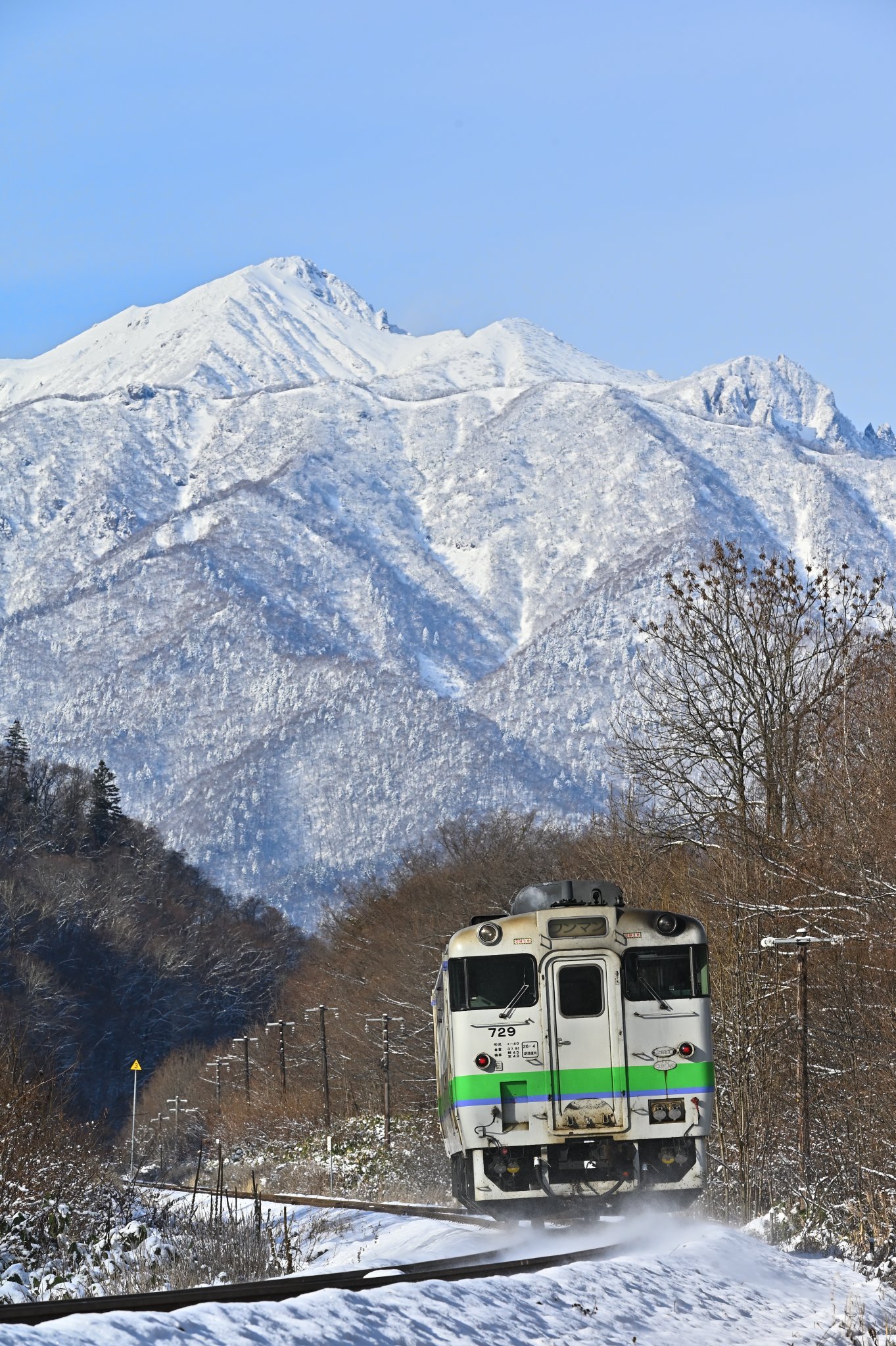 まんたさん 昨日は芦別岳目当てで金山周辺へ いつものように雲にやられながらも 後追いの一本だけはピークまでスッキリ撮ることが出来ました 根室本線 11 25撮影 T Co Tm7slahdyw Twitter