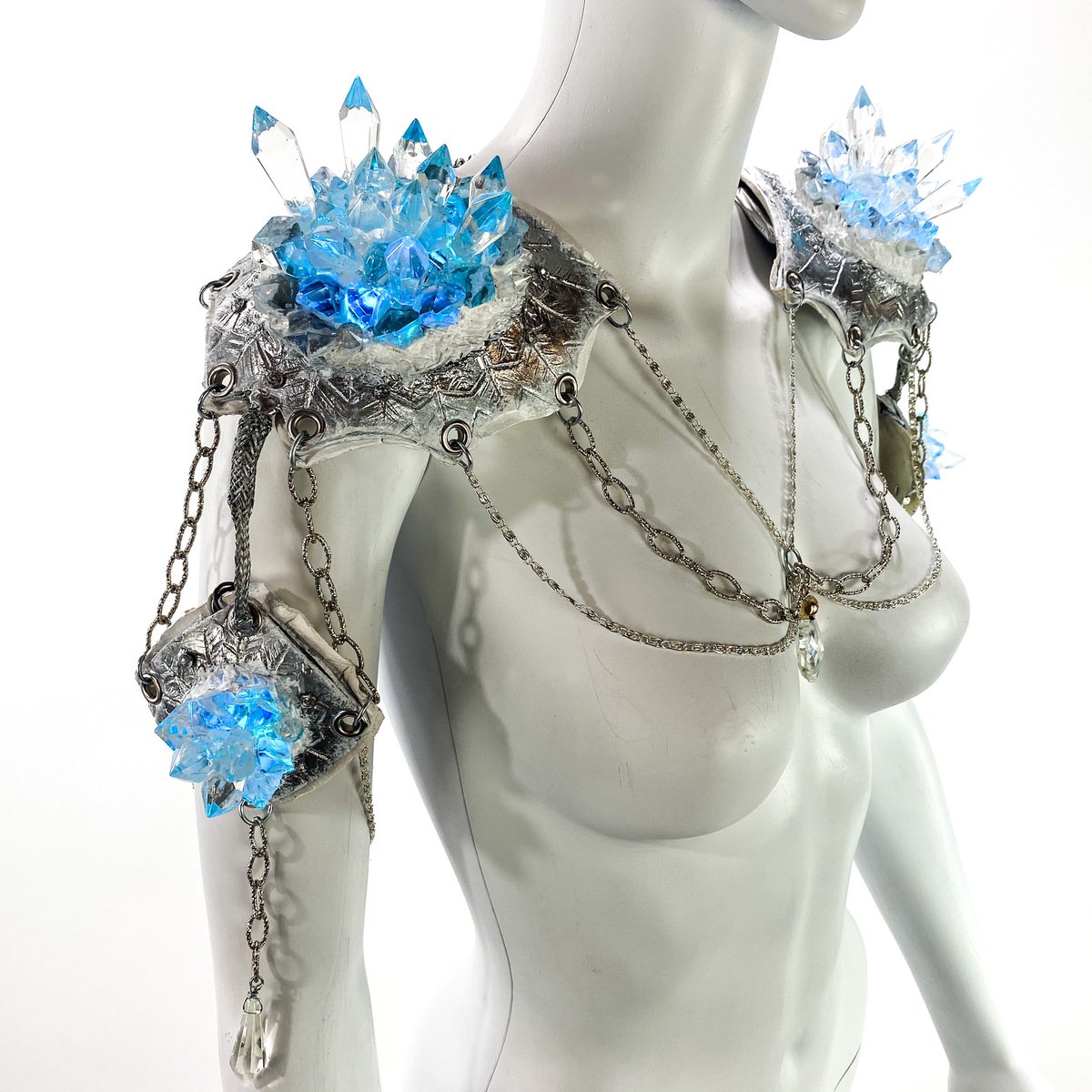 RockwellMasks's tweet photo. Absolutely loved bringing @realladyfrost idea and concept to life with this newest shoulder armor and have been excited to share it with you all. 
It has glass crystals that can be lit by programmable LED lights. Can’t wait to see the full look come together. See her on @aewontnt https://t.co/gdSo5sLNMk