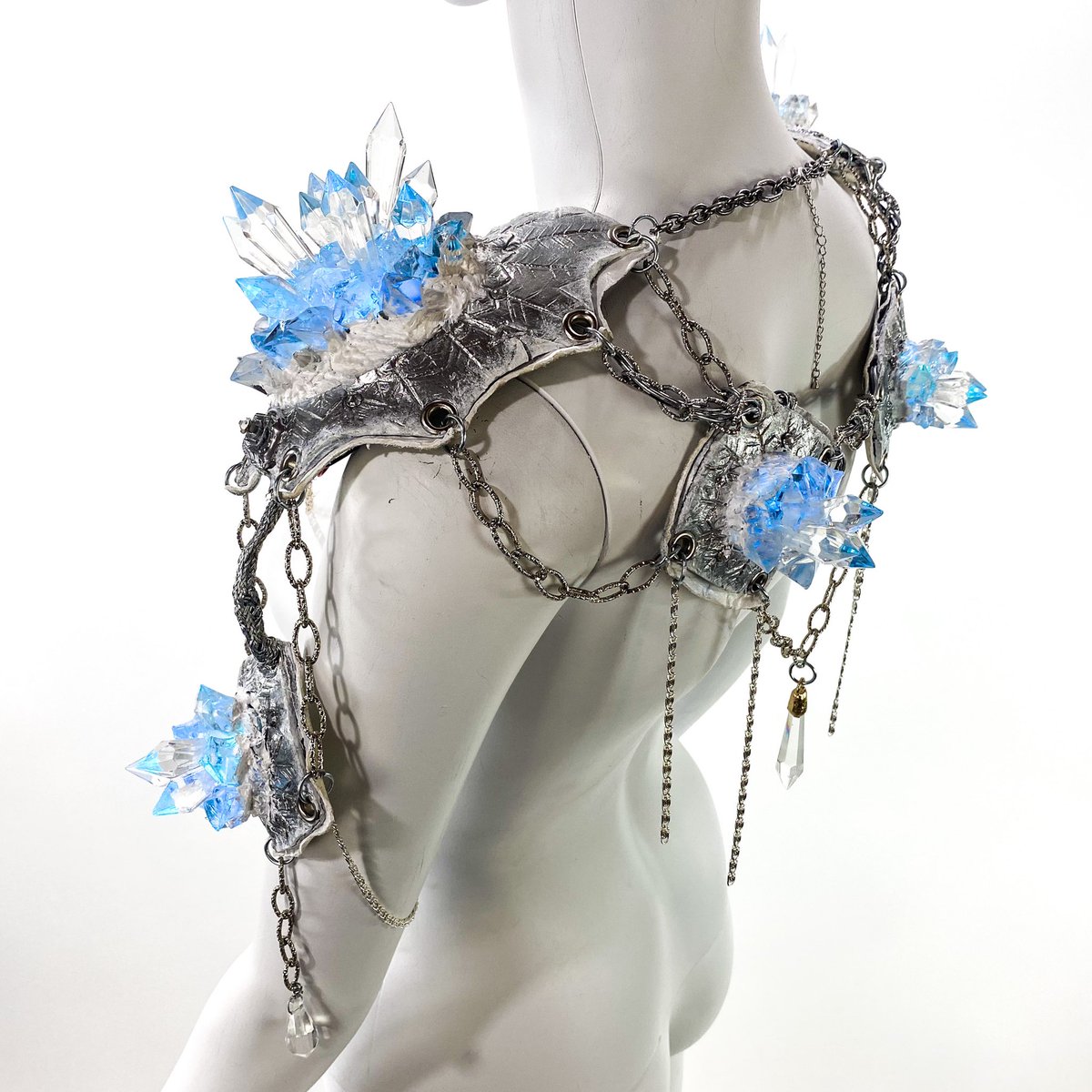 RockwellMasks's tweet photo. Absolutely loved bringing @realladyfrost idea and concept to life with this newest shoulder armor and have been excited to share it with you all. 
It has glass crystals that can be lit by programmable LED lights. Can’t wait to see the full look come together. See her on @aewontnt https://t.co/gdSo5sLNMk