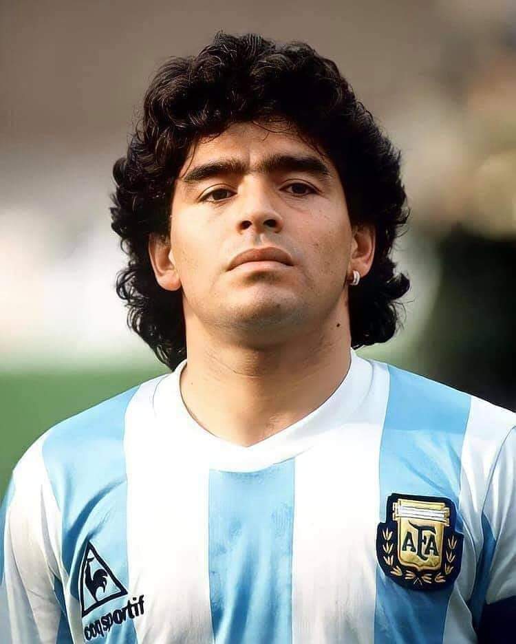 bu dünyadan bi efsane geçti...#ADİOS #MARADONA