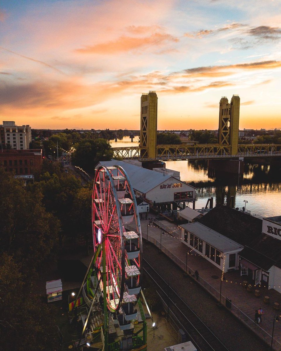 Here's a totally new way to see <a href="/VisitSacramento/">Visit Sacramento</a>: from above! Introducing the new 65-foot Ferris Wheel in Old Sacramento, operating daily until the end of January. Insider tip: get there for sunset. 

📷 : <a href="/goodthompson/">William Thompson</a>