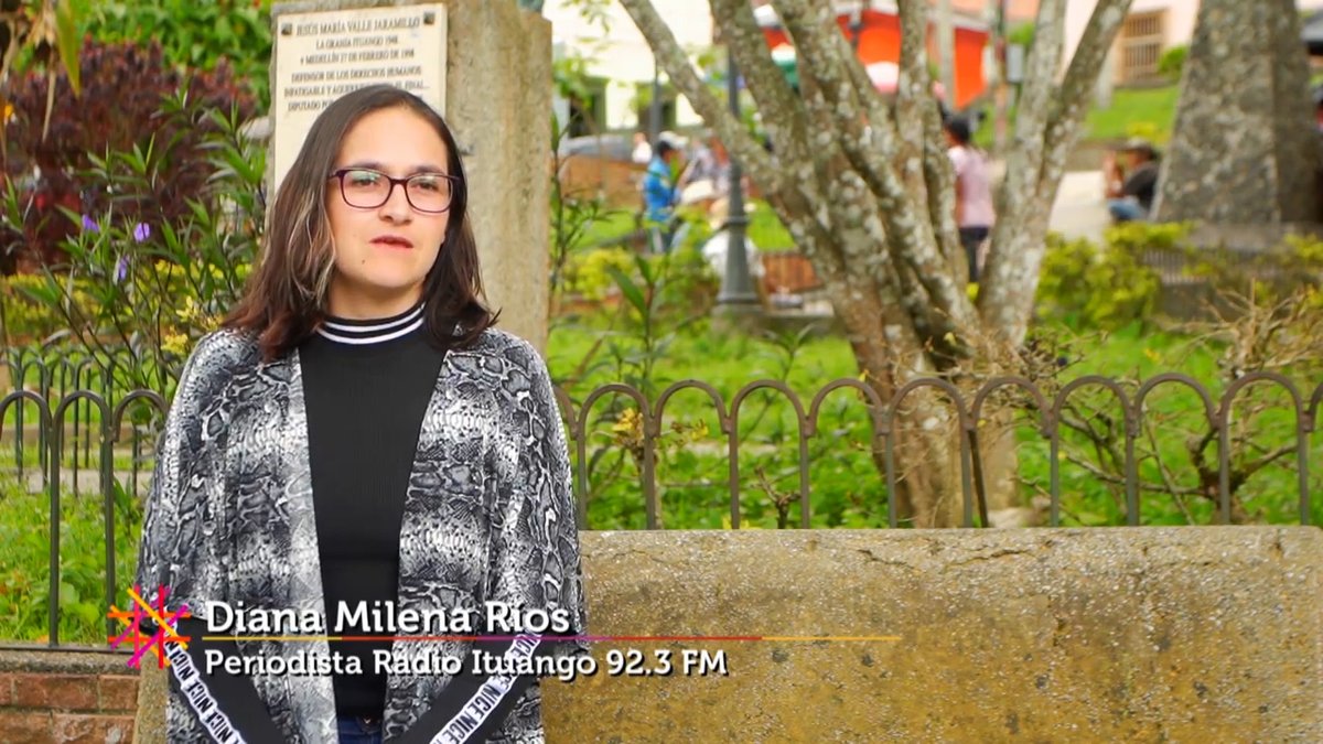Diana Milena Ríos trabaja en la #EmisoraDePaz de Ituango. Ella dice que su función es informar y estar al servicio de la comunidad de Ituango y sus municipios aledaños para mostrar las cosas buenas que hacen las personas de la región y que no todo es guerra. Eso es Construir Paz.