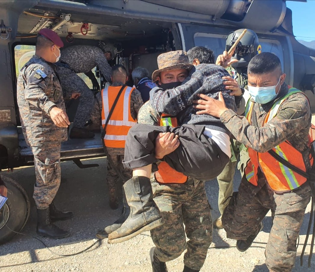 Cosedemilgt's tweet photo. Oficiales Alumnos @Cosedemilgt del @Ejercito_GT, apoyan en la evacuación de adultos mayores afectados por la depresión Tropical #Iota, de la Aldea #Sansibaj, #Nebaj, #Quiché, en coordinación con la Fuerza Aérea Guatemalteca. @GuatemalaGob, #FuerzaGuate. https://t.co/AJv7Gzx95H