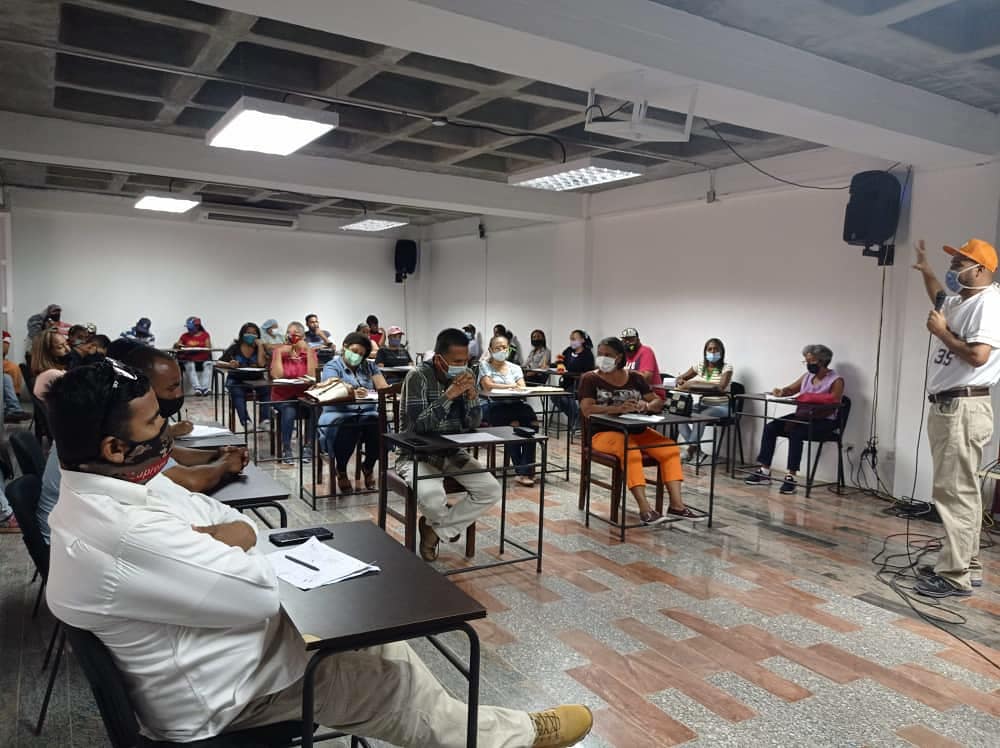 AzucenaJaspe_'s tweet photo. A 11 días de la Gran Victoria para recuperar nuestra Asamblea Nacional, seguimos chequeando y organizando junto a nuestras estructuras del #Circuito4Miranda toda la maquinaria de movilización del voto.
@PsuvZamora_Mir @CCDarioVivasMir @PsuvMirandaVE 
@RodolfoSanzPSUV https://t.co/JmuJIONFnE