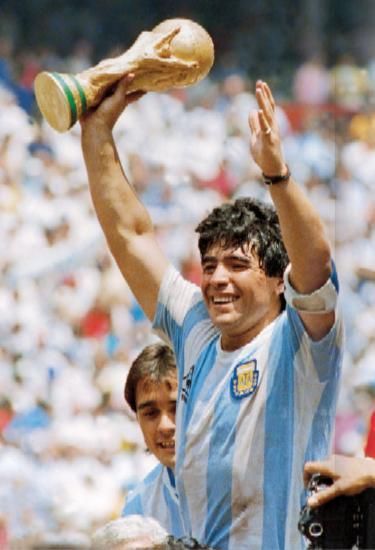 Crecí viéndole jugar, y quizás por eso me guste tanto el fútbol. Su legado en el césped es imborrable y perdurará eternamente.
Hasta siempre Diego
D.E.P.