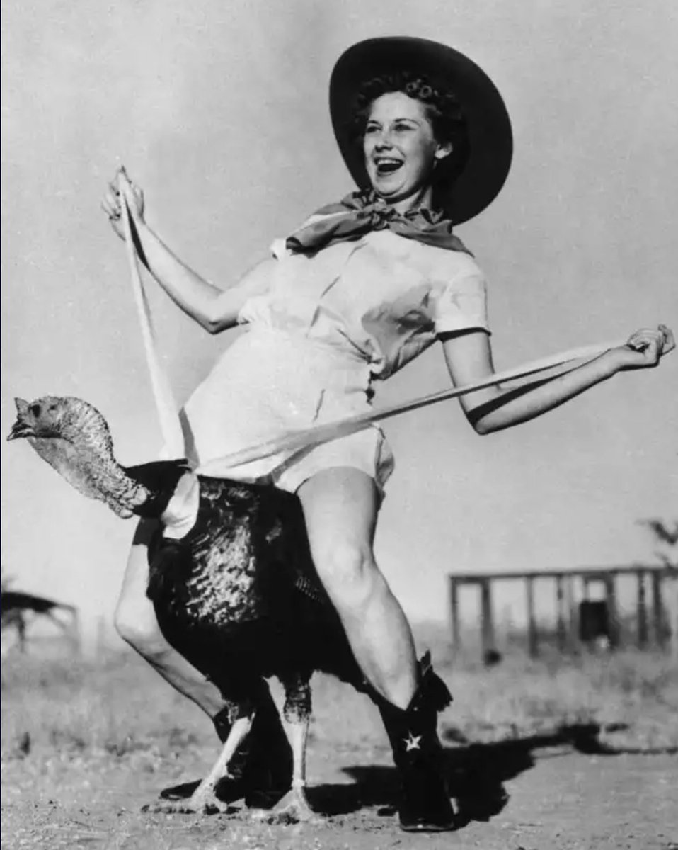 RetroTrend's tweet image. This Thanksgiving may look and feel different for most... If you’re perusing vintage, the entire site is 25% off through midnight EST on Cyber Monday. retrotrendvintage.com 
(Discounts reflected in cart.) #gobbleupsomevintage