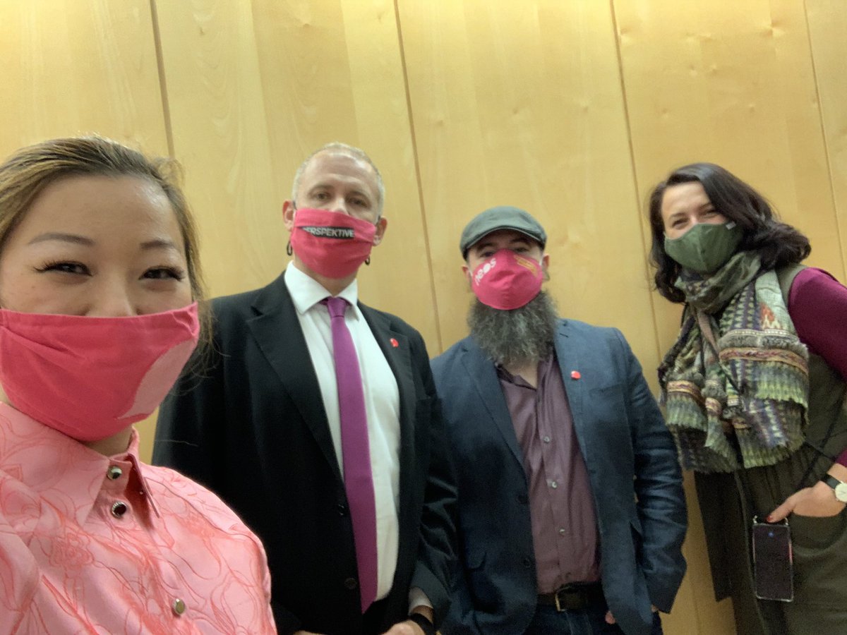 Heute war es soweit. <a href="/JingHuMPharmBA/">Jing Hu</a>, @betweenmusic und ich wurde als Bezirksrätin bzw Bezirksrat in der #Donaustadt angelobt. Einfach großartig. Ich freue mich schon sehr auf die nächsten Jahre in der Wr.Gemeindepolitik mit euch!!! #rotpink <a href="/BgmLudwig/">Michael Ludwig</a>