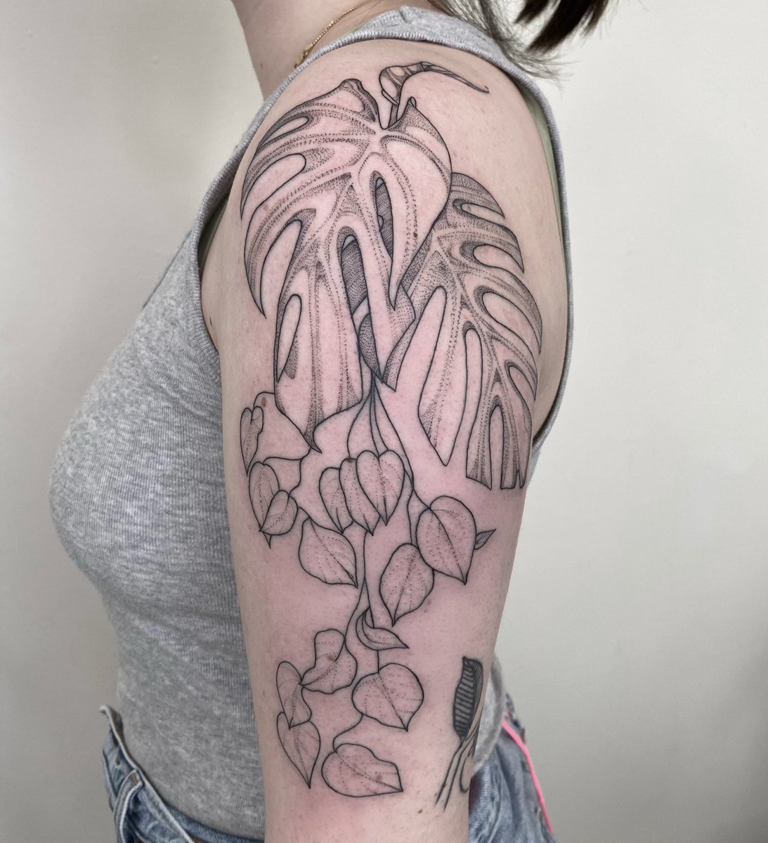 mxmtoon's tweet image. plant mom tattoo added 🌿🌿🌿 so happy about this one :,)) done by regina at gold leaf ink in san francisco