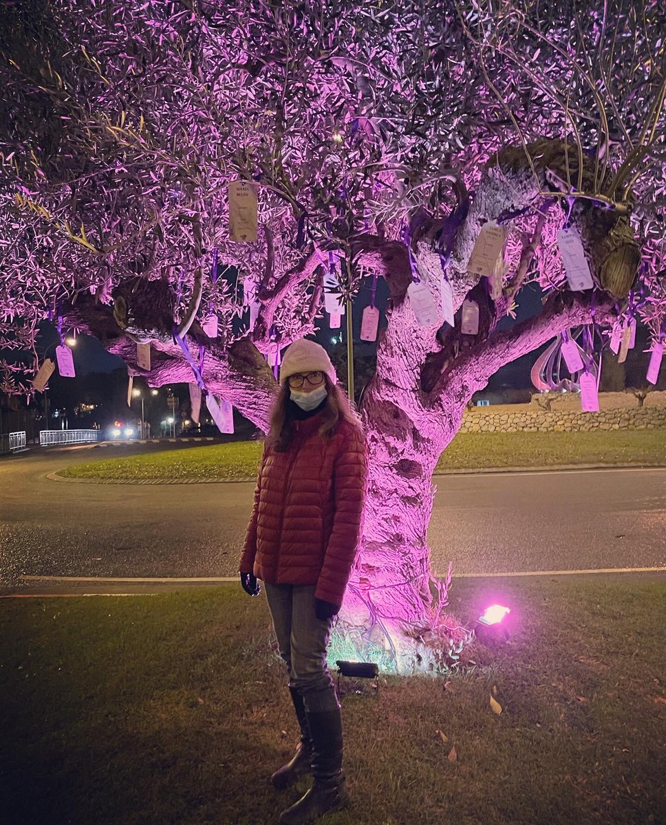 baricarbcn's tweet photo. Que haya muerto un putero, misógino, maltratador nos importa una 💩 eso no puede ser más importante que las miles de mujeres asesinadas, violadas y maltratadas por ser mujeres. 
Este árbol lila está lleno de los nombres de mujeres asesinadas a manos de un machista... no olvidar! https://t.co/DFzx4nlgev