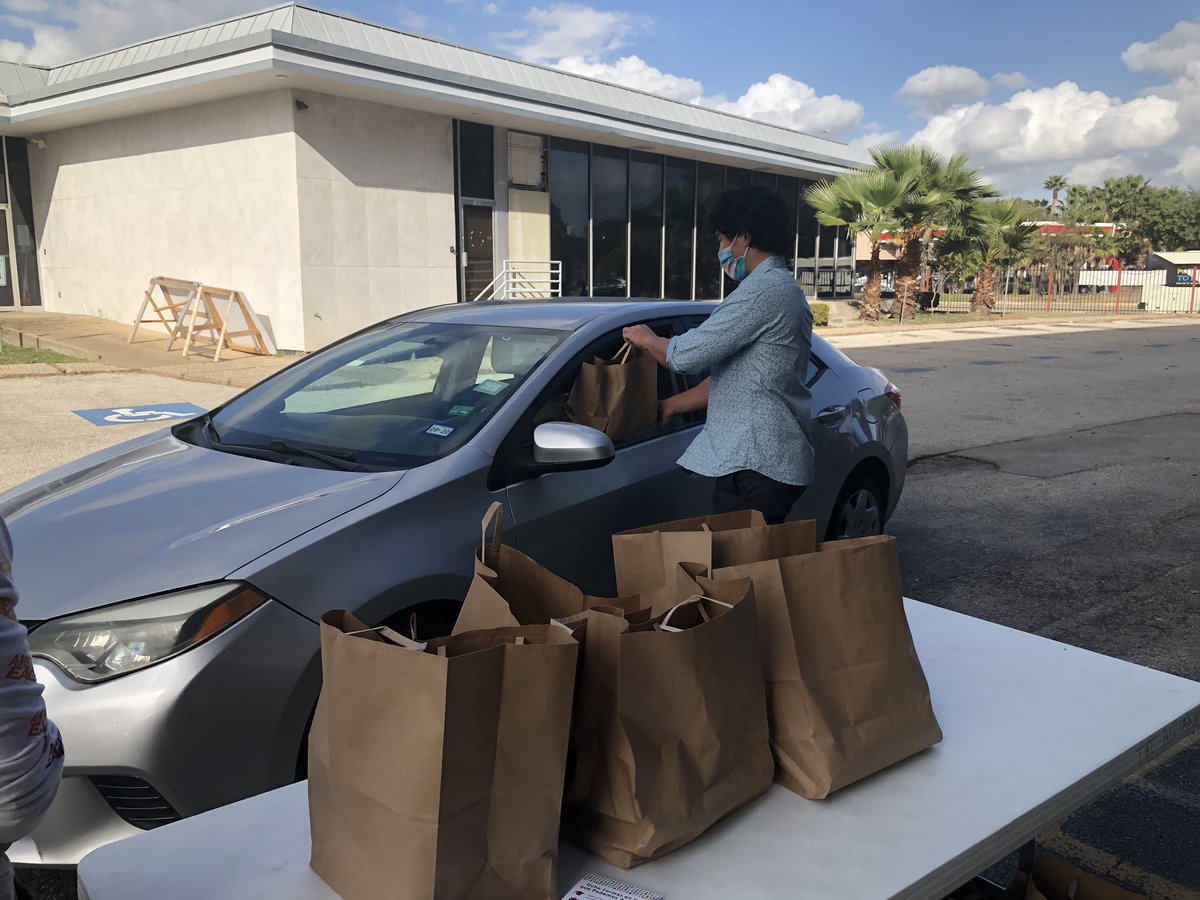 thealliancetx's tweet photo. Together with @adultliteracyh1 &amp; @molinagiving we brought new books to children &amp; families across the Greater Houston area! Our @AmeriCorps team hosted a successful book giveaway last week &amp; handed out 528 in just one hour! Thanks to all who helped!

#HouLit100 #MOAL #TeamMOAL https://t.co/W2pslSORAj
