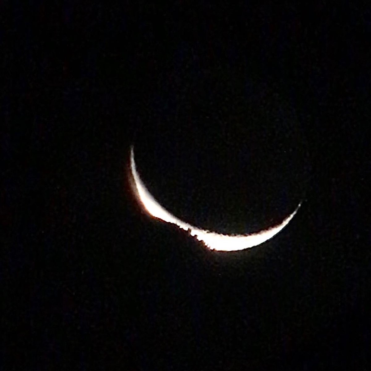 Sin ser rica, tengo cuartos y, sin morir, nazco nueva; y a pesar de que no como, hay noches que luzco llena. #moon #luna #salidadelaluna #moonrise #caidadelaluna #moonset #astronomia #astronomy #astronomylovers #amantesdelaastronomia #amazingshots #amazingmoon #moonphotografy