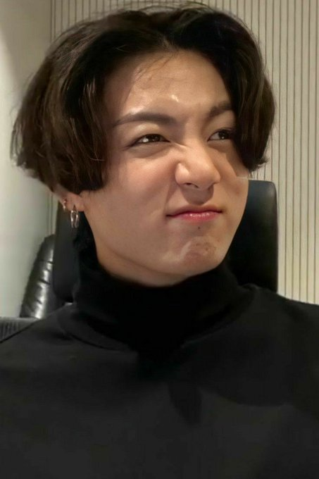luvflwerr's tweet photo. ⁶ ↱`🧺
¡hey!, *hug* from jungkook to 
@mikroggukk 🍰 https://t.co/TBq0SVHfxJ