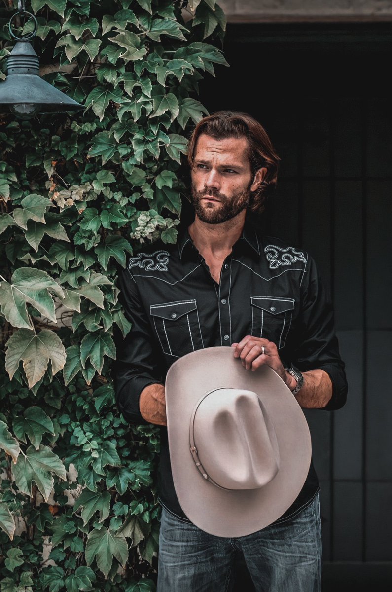 _sogetthis's tweet photo. jared padalecki is the epitome of tall, dark and handsome https://t.co/MmQUtUM5Qc