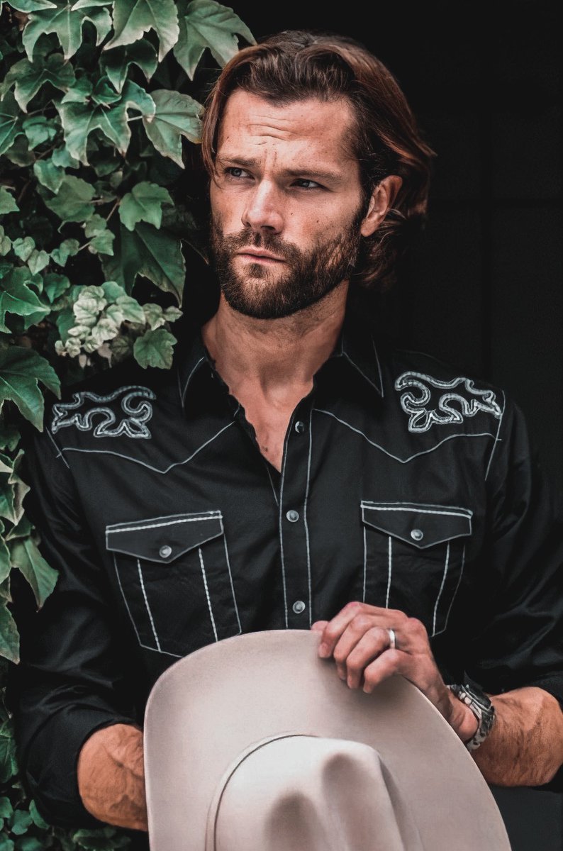 _sogetthis's tweet photo. jared padalecki is the epitome of tall, dark and handsome https://t.co/MmQUtUM5Qc