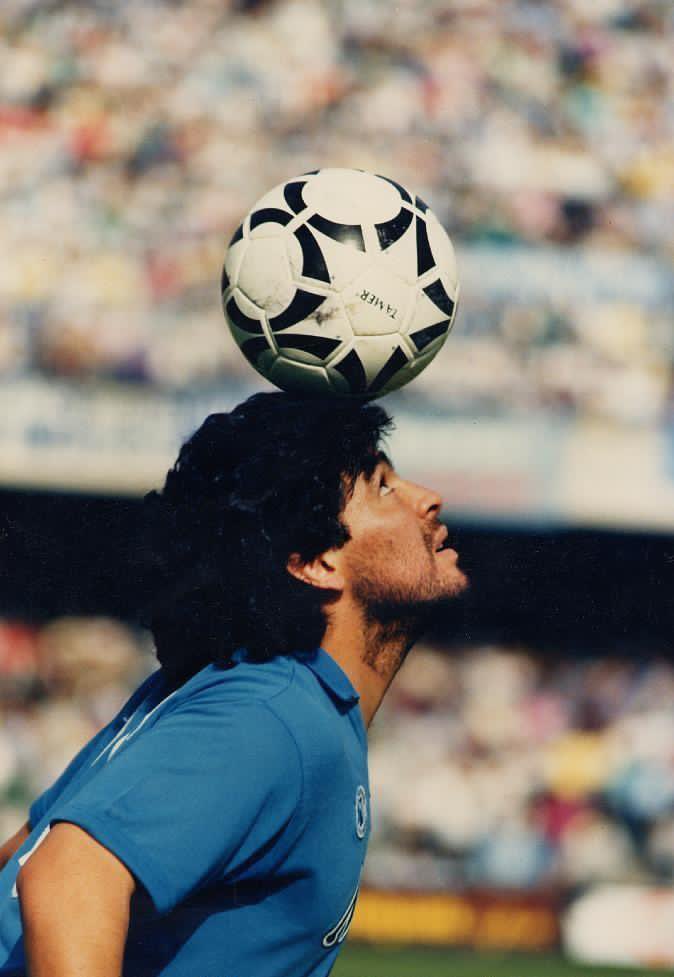 RudiGarcia's tweet photo. On aime le football pour y voir jouer ses artistes. Maradona en était l’un des plus grands. RIP Diego 🙏🏼. https://t.co/4wjYnRwY1r