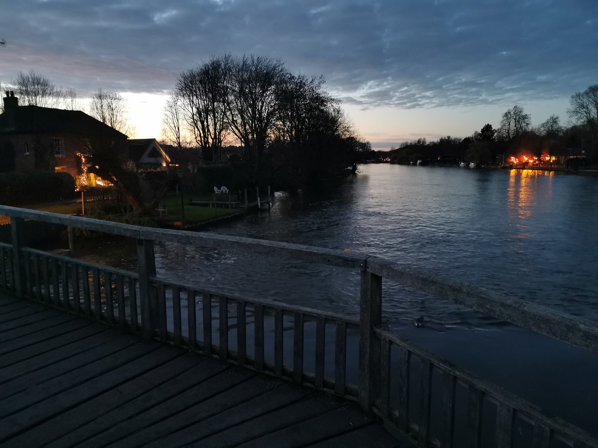 rlwmarsh's tweet photo. A quick walk down #theThames this evening. Very pretty with Xmas lights. #MarshLock @ThamesPathNT https://t.co/2Cibip8qm2
