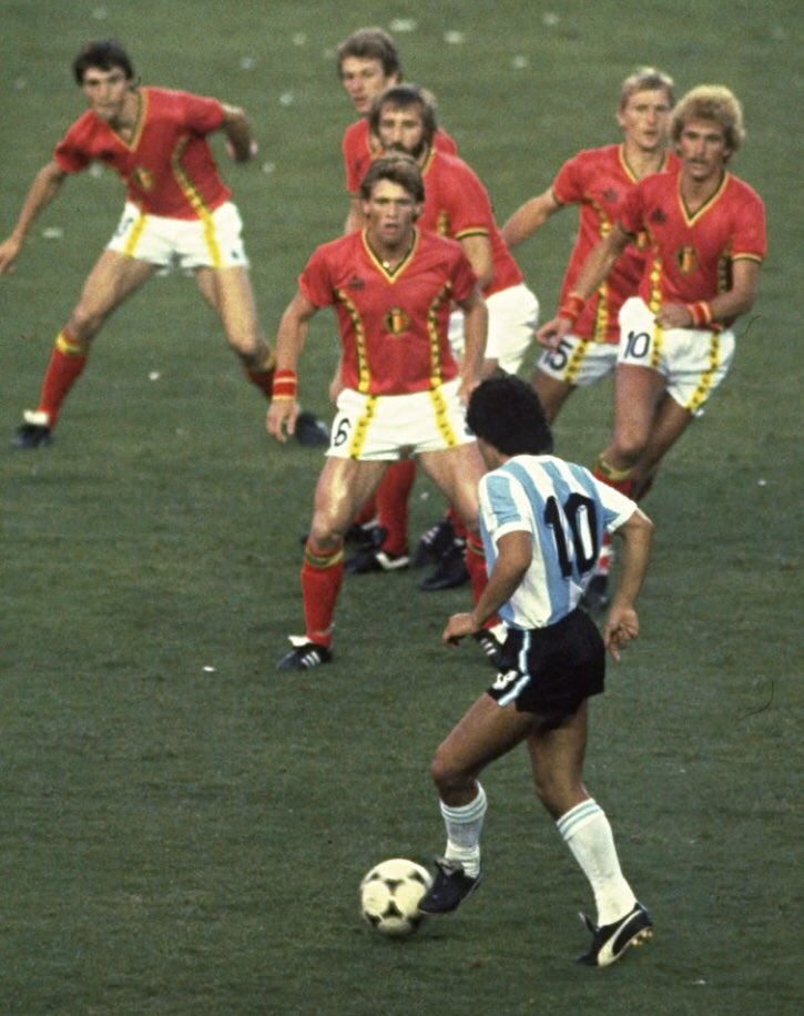 Gözlerimle gördüğüm en büyük futbolcuydu.
Toprağın bol olsun #ArmandoDiegoMaradona
