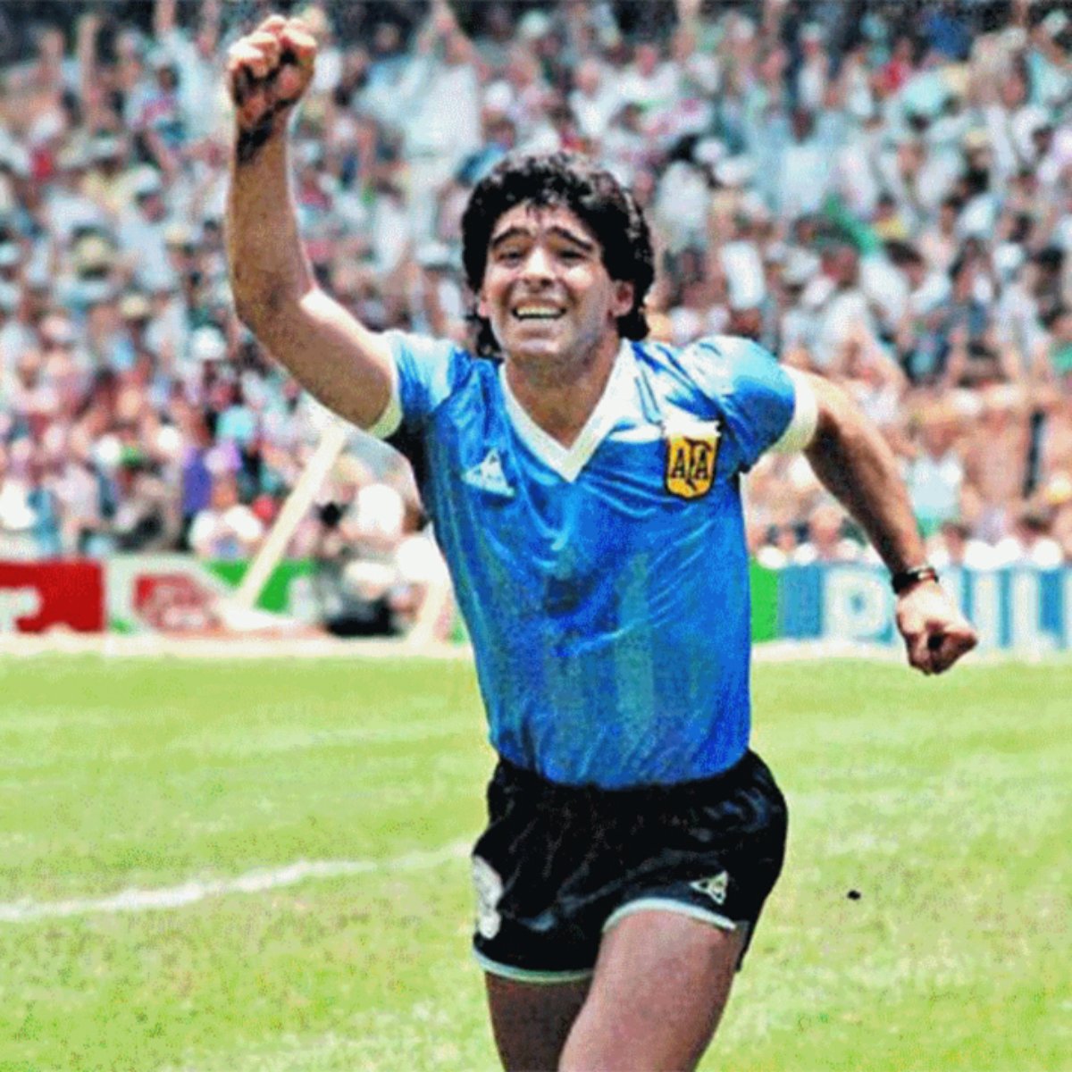 aurelbelluc's tweet photo. #Maradona a inscrit 2 des buts les plus iconiques de l'histoire du football. En Coupe du Monde et dans le même match! Ce joueur était un génie du foot. Sa vie incroyable le fit entrer encore plus dans la légende... 🙏 Adios #Diego https://t.co/BbUaarJz5D