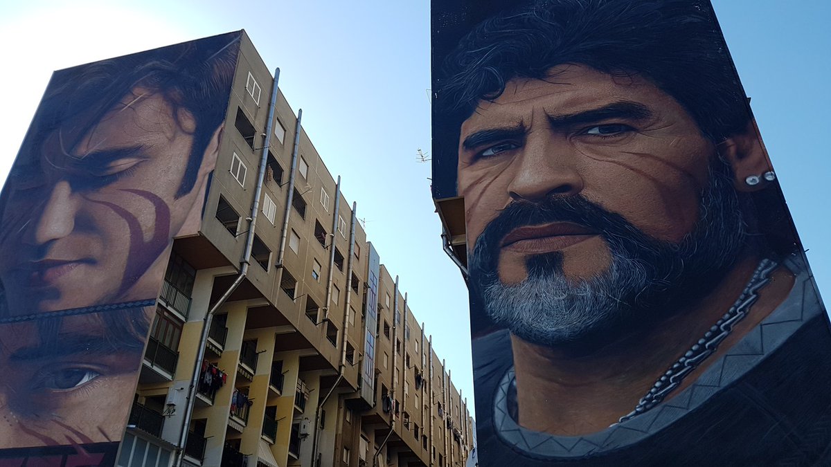 Match_Money's tweet image. " Όταν αυτός έβαζε γκολ, οι ανάπηροι κουνούσανε τις γάμπες τους στα καροτσάκια τους και, για μια στιγμή τους φαινότανε ότι τρέχανε στο χορτάρι. Και αυτό είναι σχεδόν θαύμα..."
(Από έκθεση μαθητή δημοτικού σχολείου του Αρζάνο για τον Μαραντόνα)