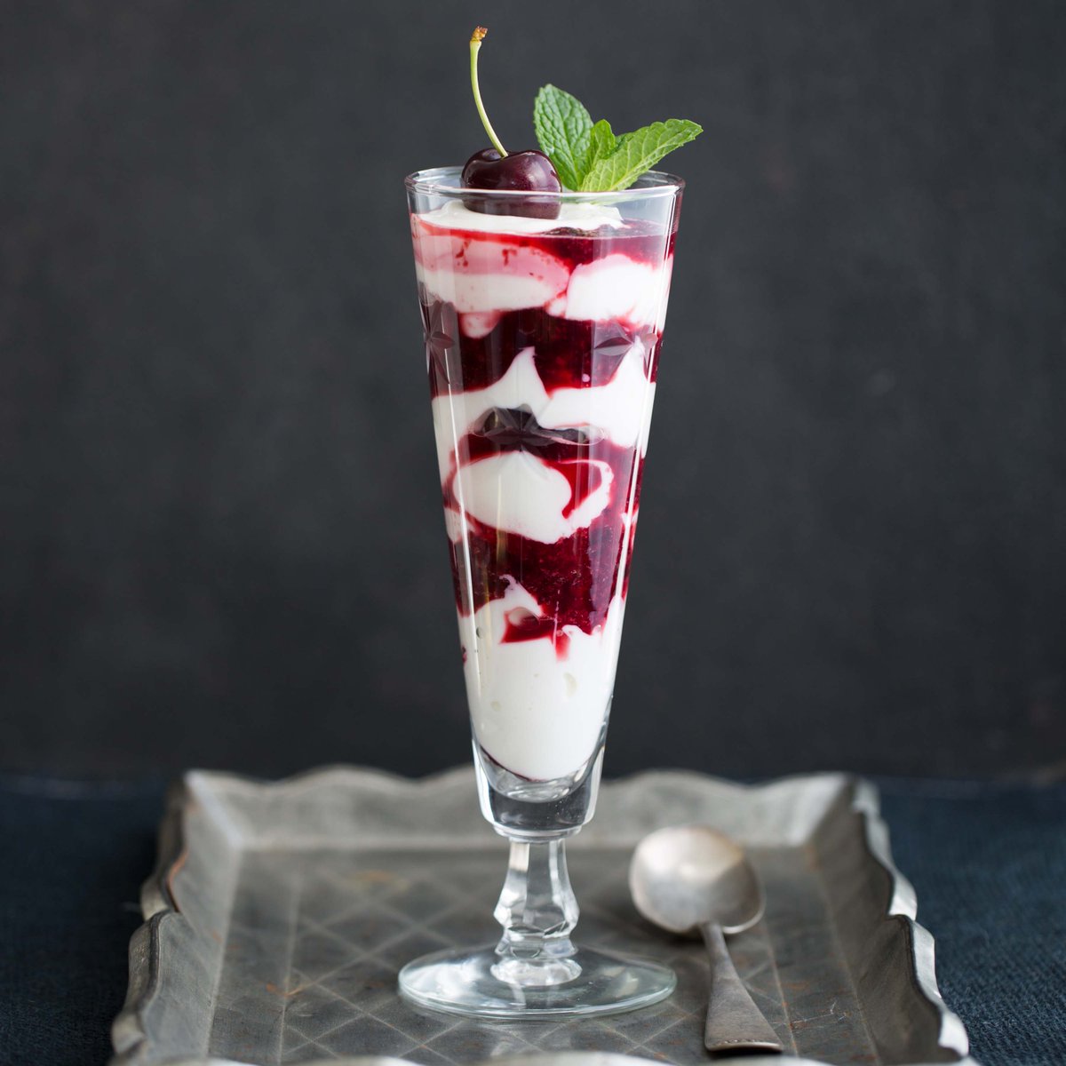 FruitsfromChile's tweet photo. Cherries are the perfect addition to this delicious #parfaitrecipe. Fortunately for us, small volumes of Chilean #cherries are starting to arrive in the U.S.! Look for Chilean Cherries in your local market ❤️ #NationalParfaitDay https://t.co/NwzRcDAOJx https://t.co/jcrlhzqETc