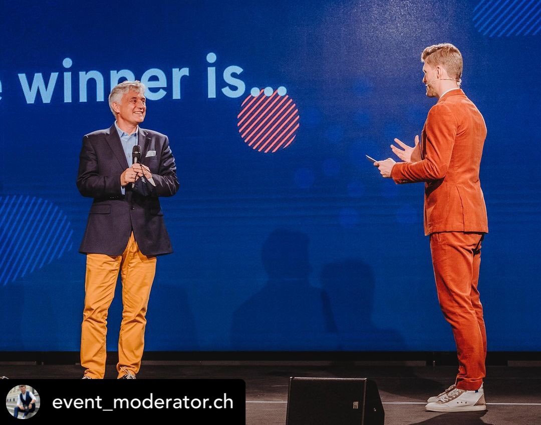 ModeratorCH's tweet image. *zünder award night 2020

Danke für’s Vertrauen #zuender und #zuendercollective! Es hat mir riesen Spass gemacht, die #AwardNight gemeinsam mit euch zu gestalten!😄

🎤 event-moderator.ch
📸 Janmaat Fotografie

#moderator #host #zentralschweiz #startupevent #economics #event