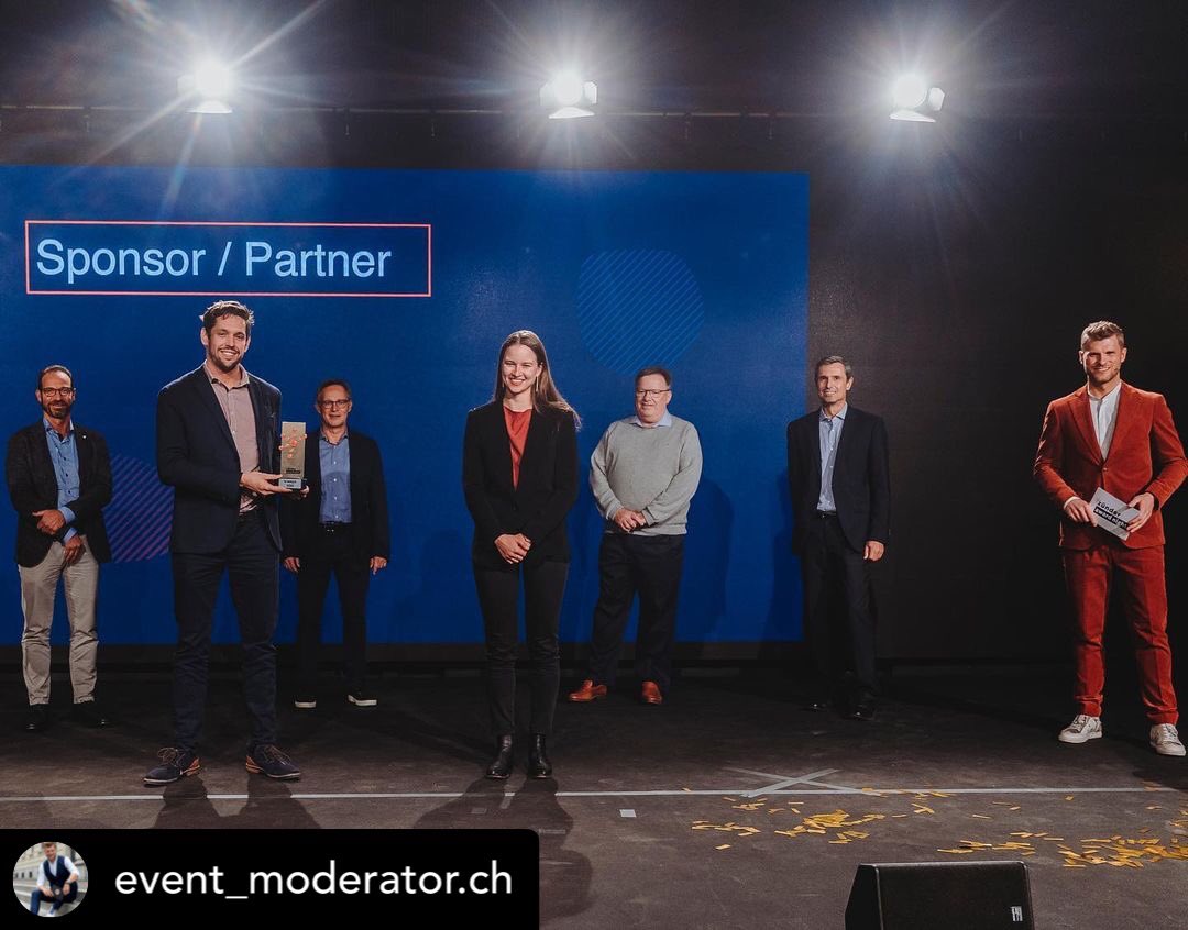 ModeratorCH's tweet image. *zünder award night 2020

Danke für’s Vertrauen #zuender und #zuendercollective! Es hat mir riesen Spass gemacht, die #AwardNight gemeinsam mit euch zu gestalten!😄

🎤 event-moderator.ch
📸 Janmaat Fotografie

#moderator #host #zentralschweiz #startupevent #economics #event
