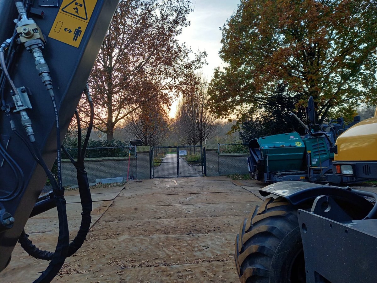 Deze week is er gestart met het vernieuwen van de hoofd- en tussenpaden op de begraafplaats in #Balk Harich. Dit doet <a href="/gemeenteDFM/">gemeente De Fryske Marren</a> om de toegankelijkheid voor de bezoekers te verbeteren en ongemakken te voorkomen.