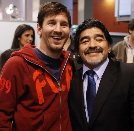 DeportesLN's tweet image. 🔟🇦🇷 De Messi para Maradona ⚽️😢

"Un día muy triste para todos los argentinos y para el fútbol. Nos deja pero no se va, porque el Diego es eterno. Me quedo con todos los momentos lindos vividos con él y quería aprovechar para enviarle el pésame a toda su familia y amigos. QEPD".