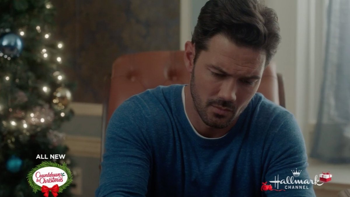 RyanPaeveyNet's tweet image. They put him in blue again 😍 Good job, Hallmark. #ATimelessChristmas