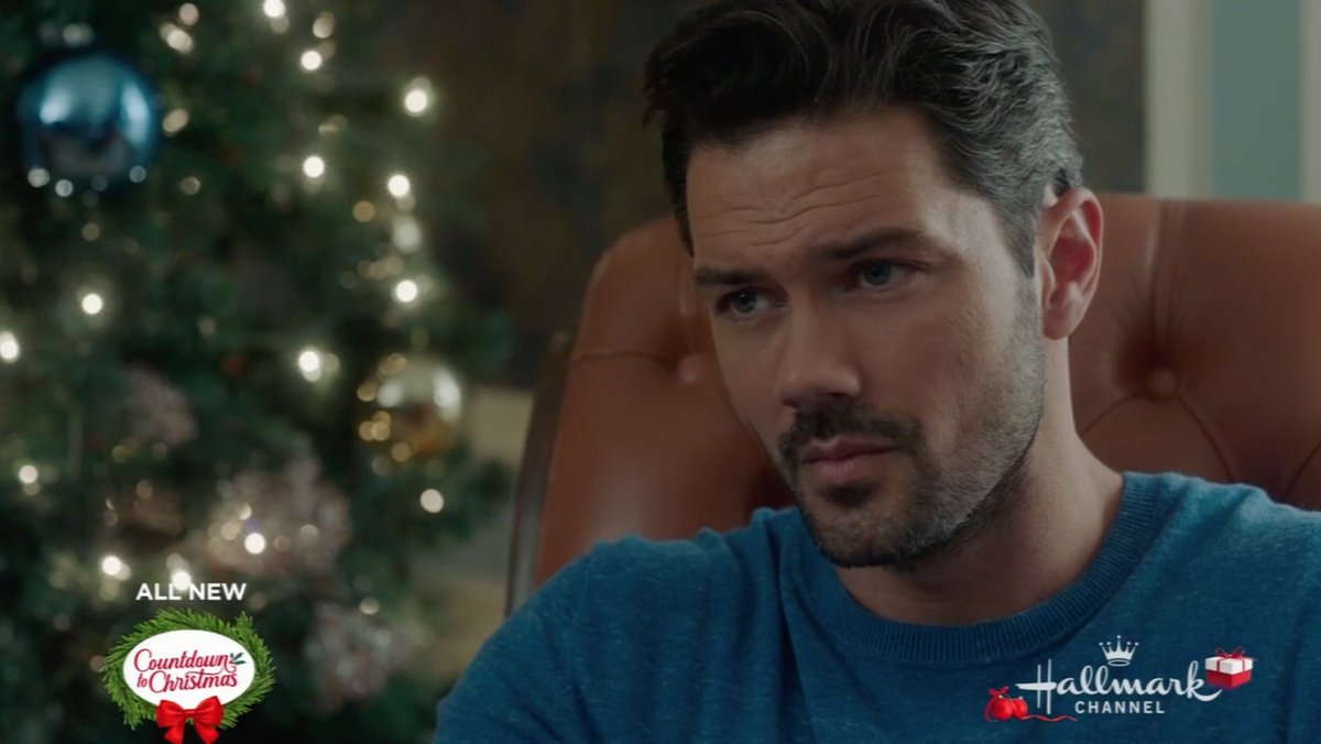RyanPaeveyNet's tweet image. They put him in blue again 😍 Good job, Hallmark. #ATimelessChristmas
