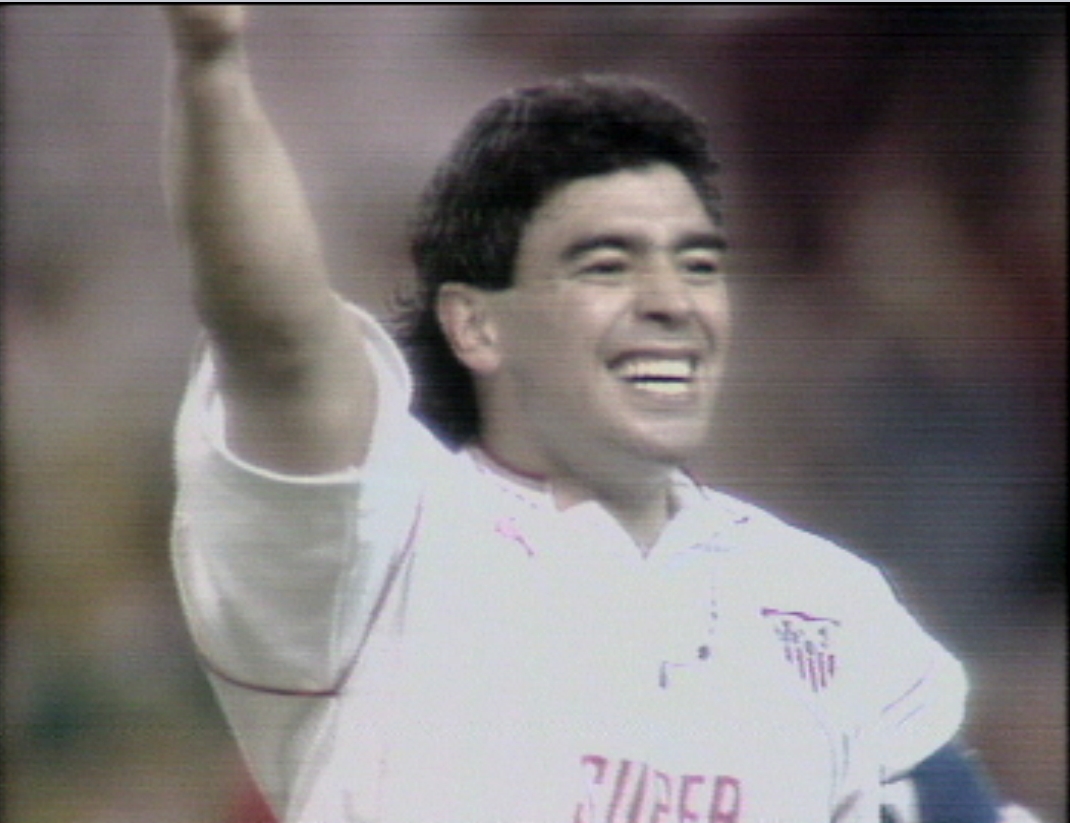 ArchivoCanalSur's tweet photo. #Futbol Ha fallecido Diego Armando Maradona. Recordamos el fichaje del mítico #futbolista en 1992 por el #SevillaFC @canalsur https://t.co/c5ppNSHhyD @csurDeportes @DiegoAMaradona @SevillaFC @AHistoriaSFC @Sevillismo @fpsevillistas #25nov @CSurNoticias https://t.co/3k25qdRSIQ