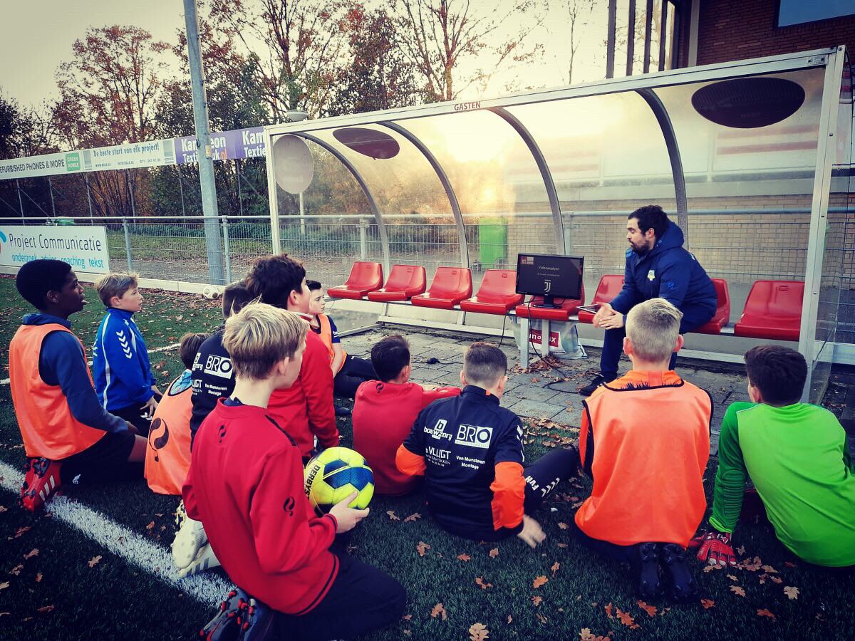 Vanmiddag organiseerde we in samenwerking met het Scala College de open dag Highschool voetbal bij Alphense Boys. De deelnemers kregen zelfs een lesje videoanalyse van onze trainer Jeffrey Verweij.

#decompletetechniek #scalacollege #videoanalyse