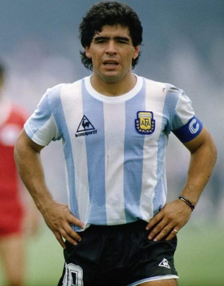 كاد أن يكون حادث مقتل الكولومبي أسكوبار  هو الأبرز في كأس العالم 94 لولا أن هذا النهائي صاحب نهاية أفضل من لمس كرة القدم في العالم. عدها البعض بالمؤامرة التي أودت بمسيرة حافلة بالألق والروعة .وما أشبه 1994 ب 2020 هذا العام الثقيل الذي غيب أسطورة كروية من على مستطيل الحياة الأخضر.