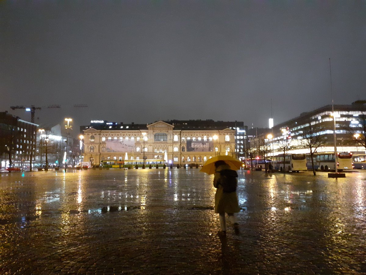 JaanaSiljander's tweet photo. Marraskuinen iltapäivä Helsingissä: vettä sataa, ja ihmiset ovat koronaa karussa seinien sisällä. Nyt on hyvä mennä Ateneumiin nauttimaan taiteesta.Magnus Enckelin näyttely on näkemisen arvoinen. #ateneum #taide #Enckel #Helsinki https://t.co/XK7B3sZ55U