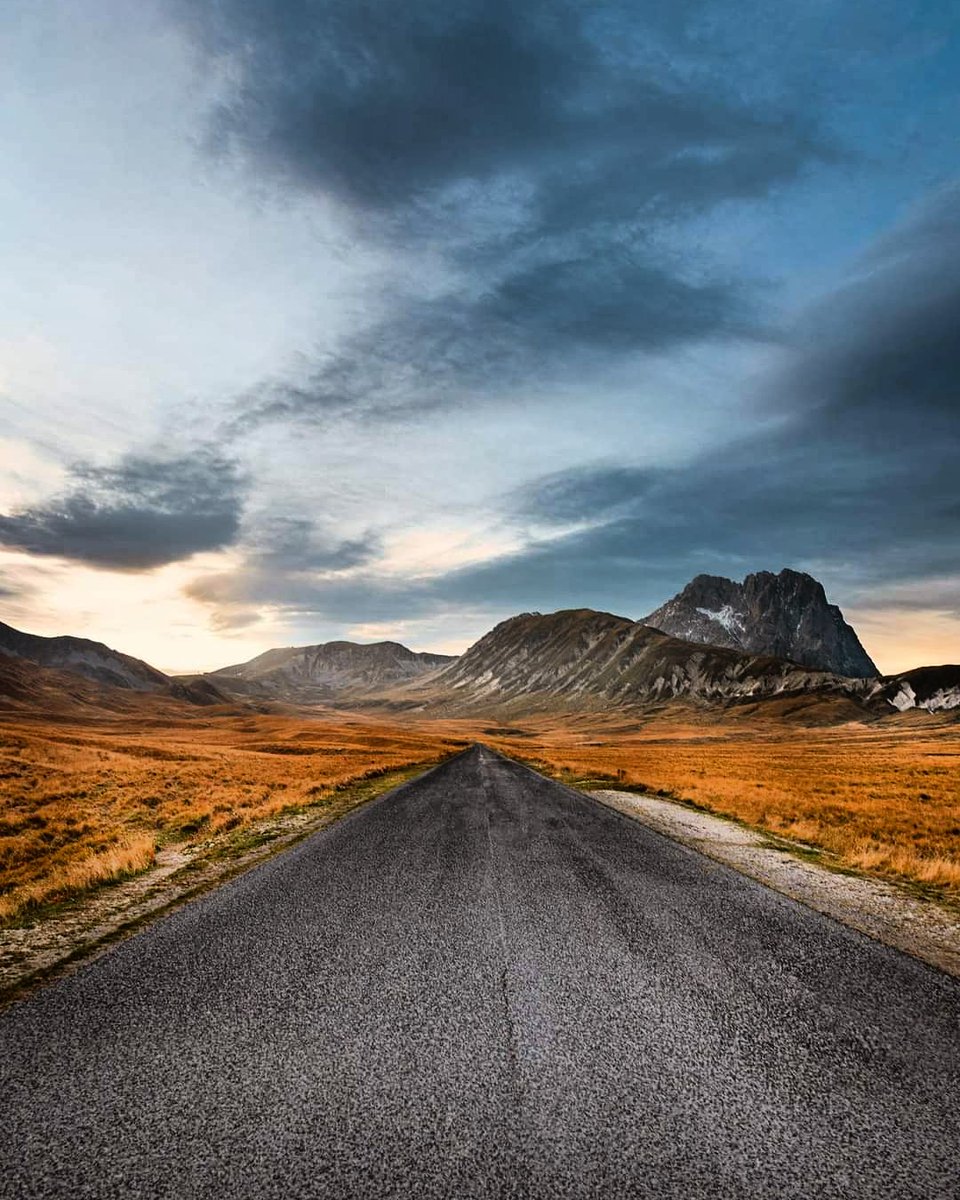 ItalyInTheHeart's tweet photo. 🇮🇹 Campo Imperatore, L'Aquila, Abruzzo
📷 @ludovicoreale84

#campoimperatore #emperorsfield #laquila #abruzzo #street #feild #campo #imperatore #montagna #mountain #beautiful #instagood  #autumn #amazingphoto #amazingphoto #photooftheday #travel #travelplace #travelphoto #italy https://t.co/AxPmz5faSH