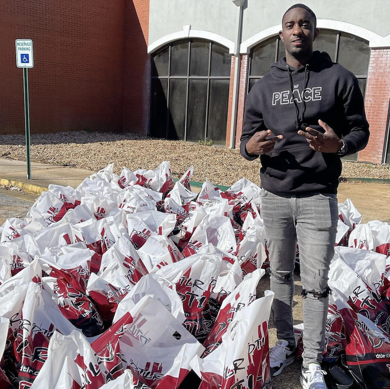 DTLRVILLA's tweet photo. 🦃  Yesterday we partnered with @iamdesibanks to help those in need.  Doing our part to help take care of the community!  Stay Tuned!  We've got more in store with Desi &amp; Parlay 🤪 

#DTLR #DareToLiveRight #DTLRCommunityOutreach #Thanksgiving #Atlanta https://t.co/OEYjfmawBZ