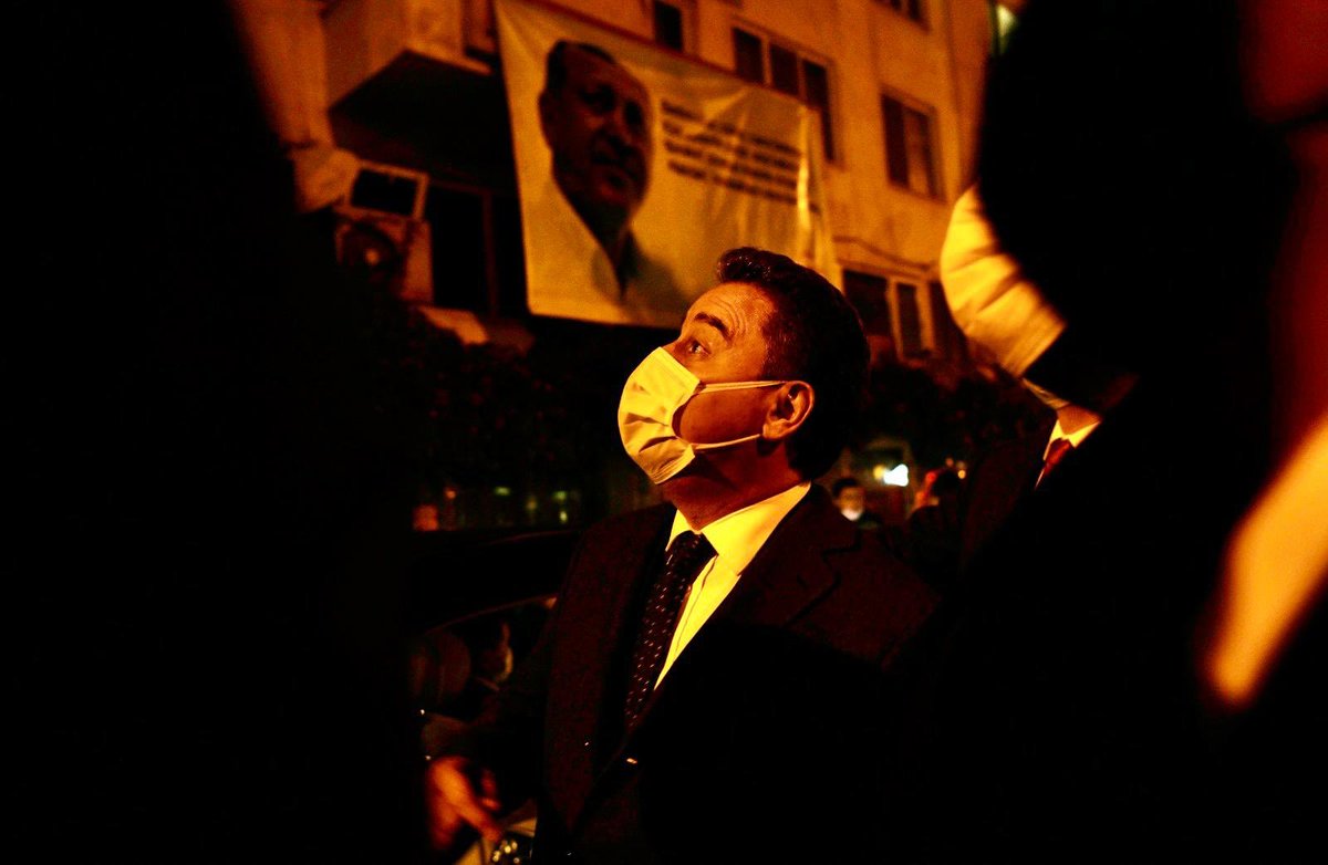 kenan_kiran's tweet photo. Bugün Çanakkale Lapseki ilçesine gelen Ali Babacan protesto edildi. AK Parti Lapseki İlçe Teşkilatı; “Beden ölür, çürür, cana bakın siz. Kim kiminle yürür, ona bakın siz. Bırakın dönsün dönme dolaplar. Haktan hakikatten yana bakın siz” ifadelerinin yer aldığı pankart açtı https://t.co/HqE4RlOw5X