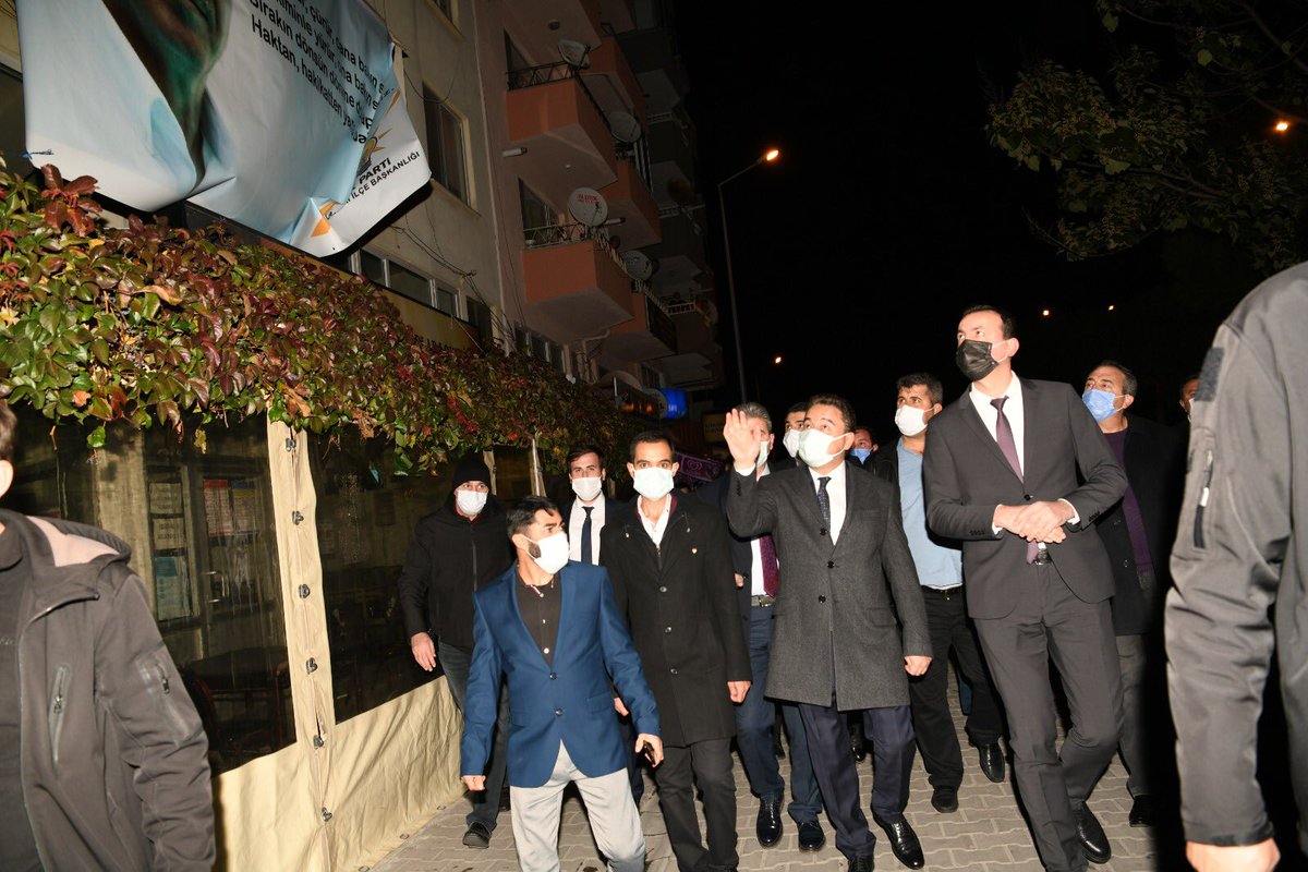 kenan_kiran's tweet photo. Bugün Çanakkale Lapseki ilçesine gelen Ali Babacan protesto edildi. AK Parti Lapseki İlçe Teşkilatı; “Beden ölür, çürür, cana bakın siz. Kim kiminle yürür, ona bakın siz. Bırakın dönsün dönme dolaplar. Haktan hakikatten yana bakın siz” ifadelerinin yer aldığı pankart açtı https://t.co/HqE4RlOw5X