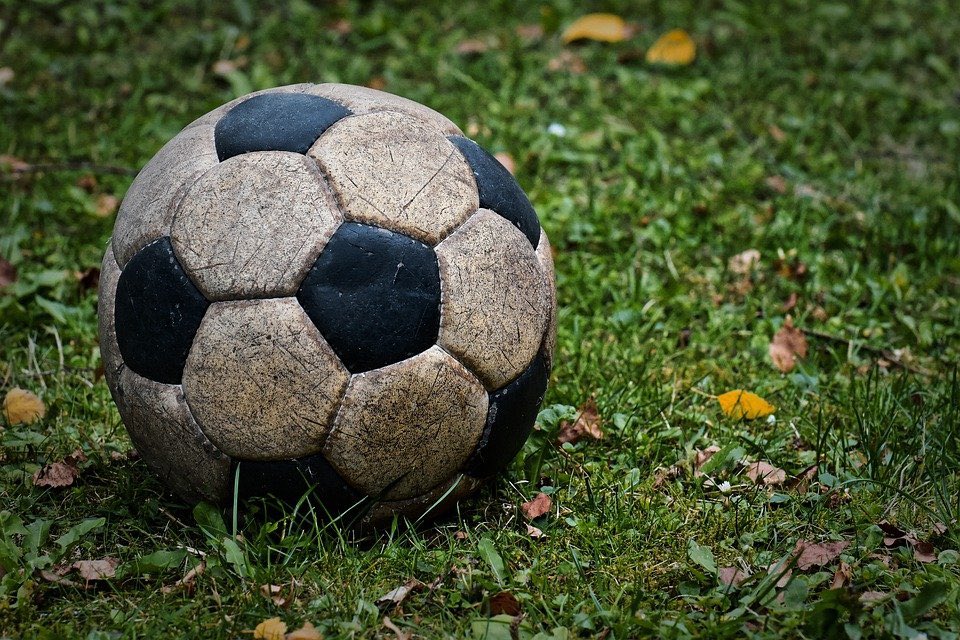 g_consorte's tweet photo. oggi provo la stessa sensazione di quando qualcuno, sul più bello, portava via il pallone.
#Maradona https://t.co/uOZtVechxh