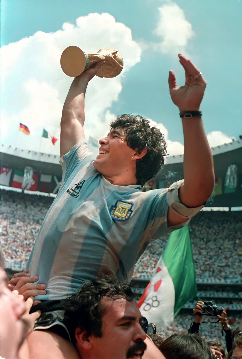 PlanetaBoca's tweet photo. Nunca muere el que nadie olvida

Diego, eterno 💛. https://t.co/hebT0PgnQg