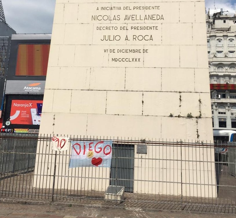 #25Nov, el día de la desaparición física de Diego Armando #Maradona. Posiblemente ésta sea el primer homenaje que recibe en el Obelisco. #BuenosAires