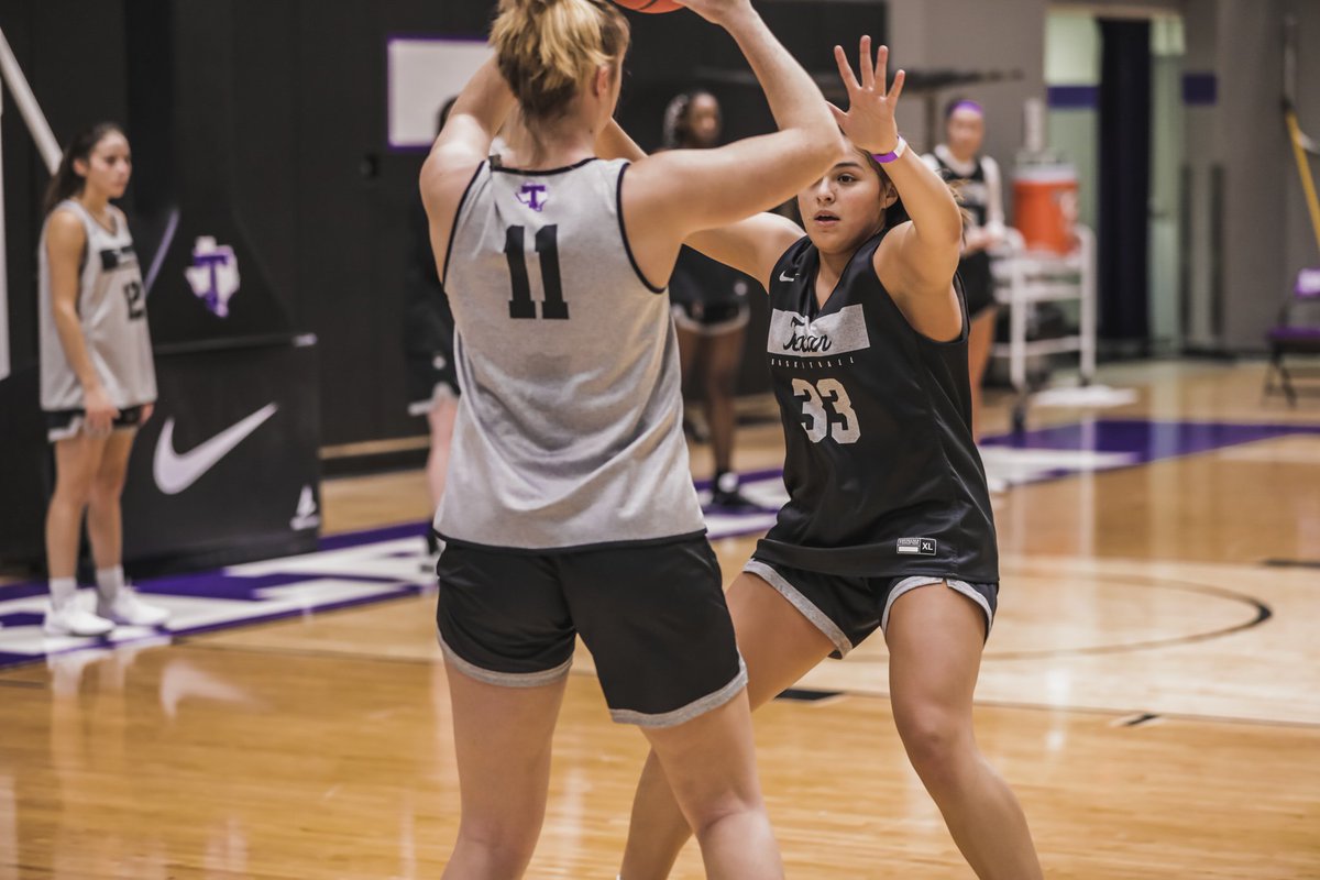 TarletonWBB's tweet photo. "𝑳𝒆𝒕'𝒔 𝒈𝒐 𝒔𝒉𝒐𝒄𝒌 𝒕𝒉𝒆 𝒘𝒐𝒓𝒍𝒅"

Pregame shootaround ✔ 

#TexanNation x #TARvsUNT https://t.co/lz1zlwMkwY