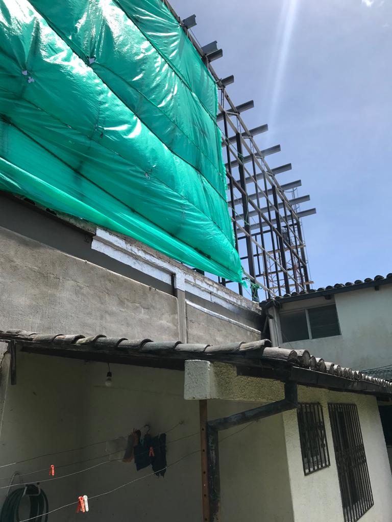 laurab_ec's tweet photo. He puesto varias denuncias en línea a El Club Los Girasoles en la @amcquito. No se cumple con el retiro de 3 metros, no tienen permisos de construcción y la pared de mis casa se está cuarteando gracias a la construcción que pone en peligro la vida de mi familia @LoroHomero https://t.co/wZpwT6zkS1