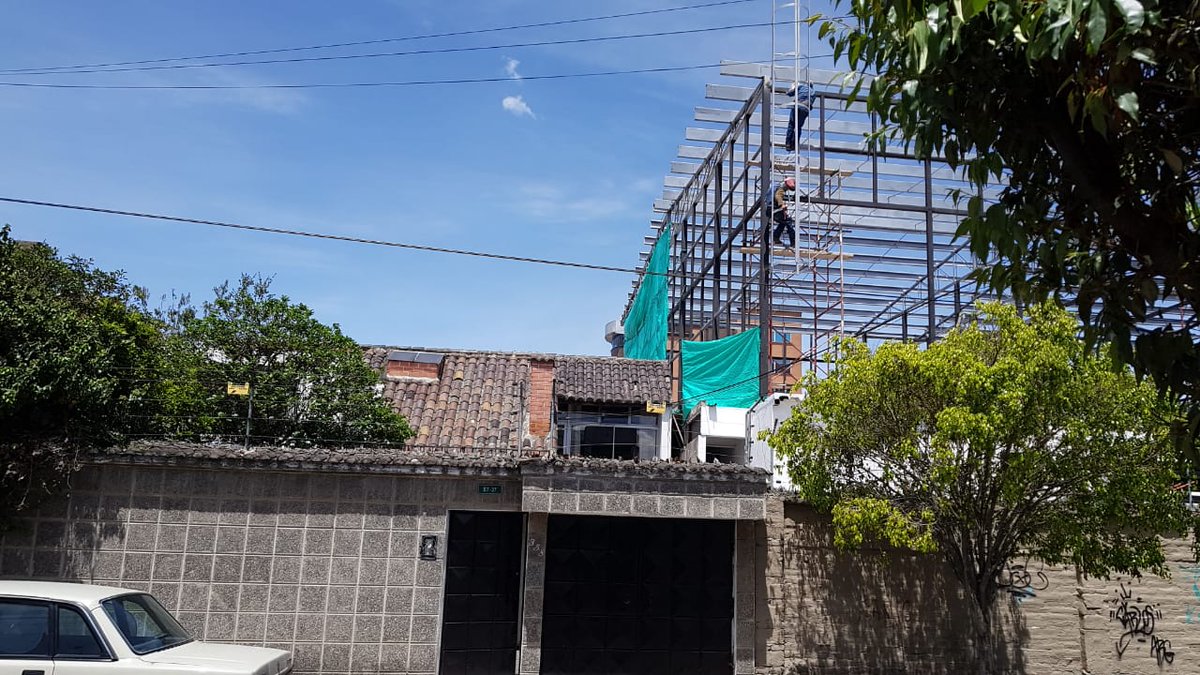laurab_ec's tweet photo. He puesto varias denuncias en línea a El Club Los Girasoles en la @amcquito. No se cumple con el retiro de 3 metros, no tienen permisos de construcción y la pared de mis casa se está cuarteando gracias a la construcción que pone en peligro la vida de mi familia @LoroHomero https://t.co/wZpwT6zkS1